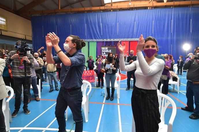 El candidato de Unidas Podemos a la Comunidad de Madrid, Pablo Iglesias, y la ministra de Igualdad, Irene Montero, durante un acto electoral en la localidad de Getafe.