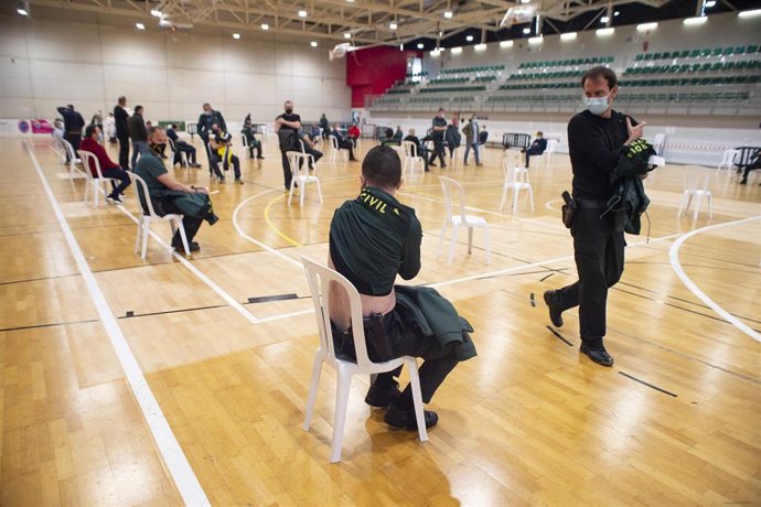 Archivo - Varios agentes de la Guardia Civil reciben la dosis de la vacuna contra la Covid-19 en Murcia