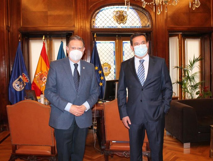 El Alcalde de Oviedo, Alfredo Canteli, recibe en el  Consistorio al presidente del Colegio de Médicos de Asturias, Luis Antuña.