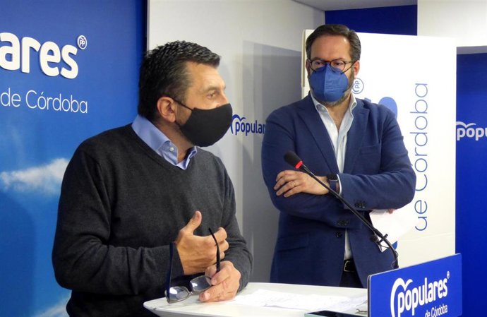Toni Martín interviene junto a Adolfo Molina, en la sede del PP de Córdoba.