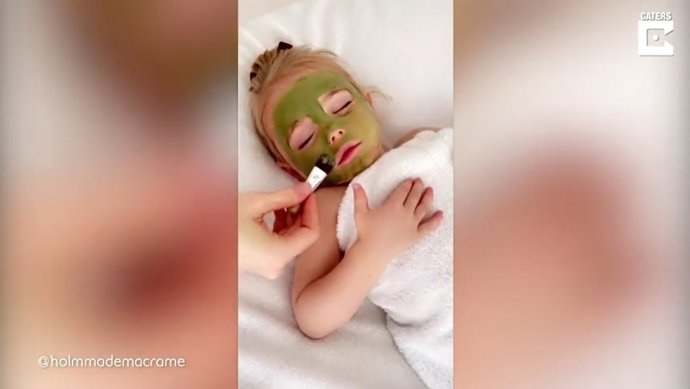 Madre e hija disfrutan de una sesión de spa en casa juntas