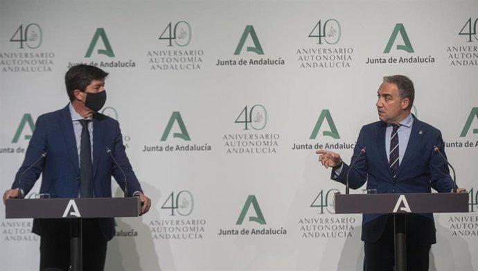 El vicepresidente de la Junta de Andalucía, Juan Marín (i), y el consejero de la Presidencia, Elías Bendodo (d), aen la rueda de prensa tras la reunión semanal del Consejo de Gobierno de la Junta de Andalucía. En Sevilla (Andalucía, España), a 27 de abr