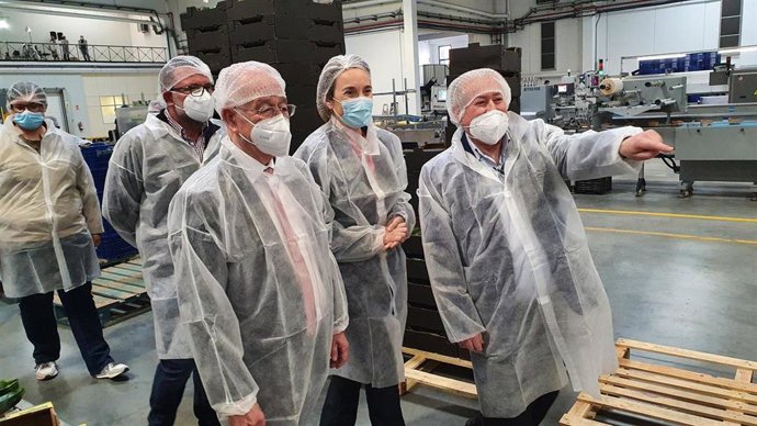 La portavoz del PP en el Congreso, Cuca Gamarra, visita una cooperativa en Níjar (Almería)