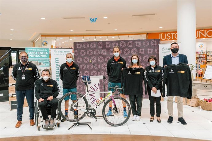 Presentación de los retos solidarios de los ciclistas Guillermo Prieto y Agustín Álvarez.