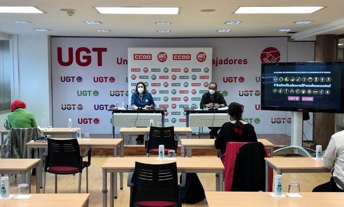 La secretaria de salud laboral y medio ambiente de UGT, Ana García de la Torre, y el de salud laboral de CCOO, Pedro J. Linares.