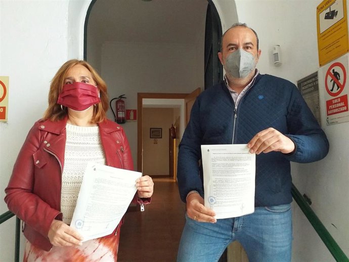 La alcaldesa y el edil de Servicios Sociales tras interponer la denuncia