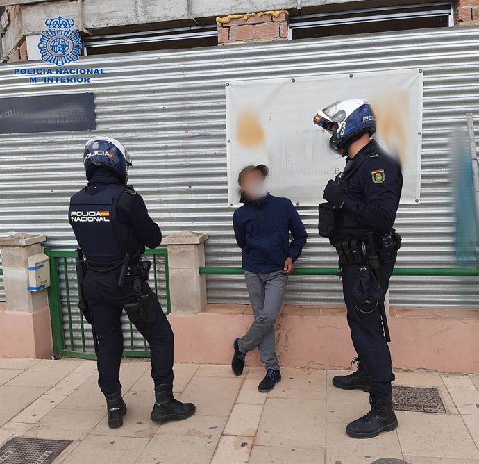 Los agentes de la Policía Nacional con el detenido.