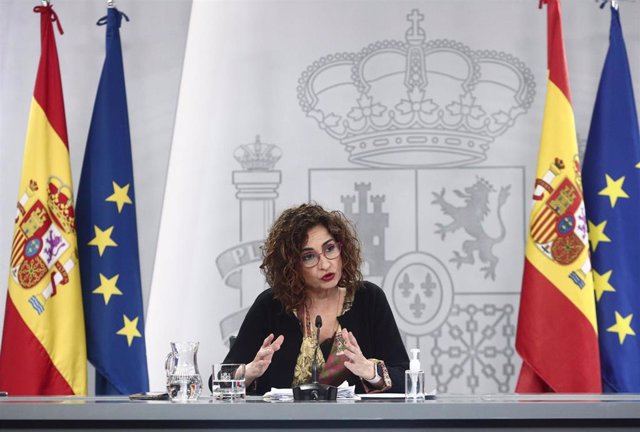 La ministra de Hacienda, María Jesús Montero, interviene en una rueda de prensa posterior al Consejo de Ministros, a 27 de abril de 2021, en el Complejo de la Moncloa, Madrid, (España).