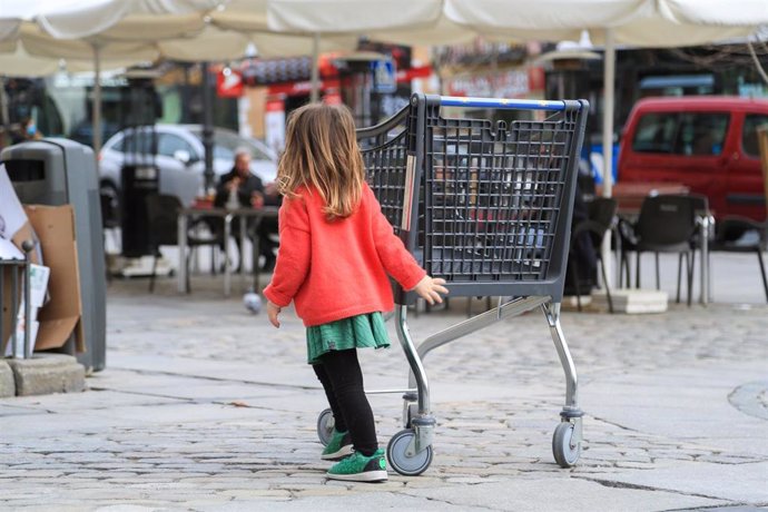 Archivo - Una niña camina junto a la terraza de un bar en el centro de Madrid.