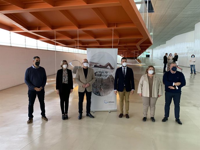 En la imagen los participantes en la mesa de trabajo