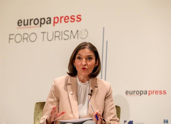 Archivo - La ministra de Industria, Comercio y Turismo, Reyes Maroto, interviene en la inauguración de los nuevos Desayunos Informativos sobre Turismo por Foro Turismo de Europa Press en el Hotel Eurostars Madrid Tower, en Madrid (España), a 22 de marzo