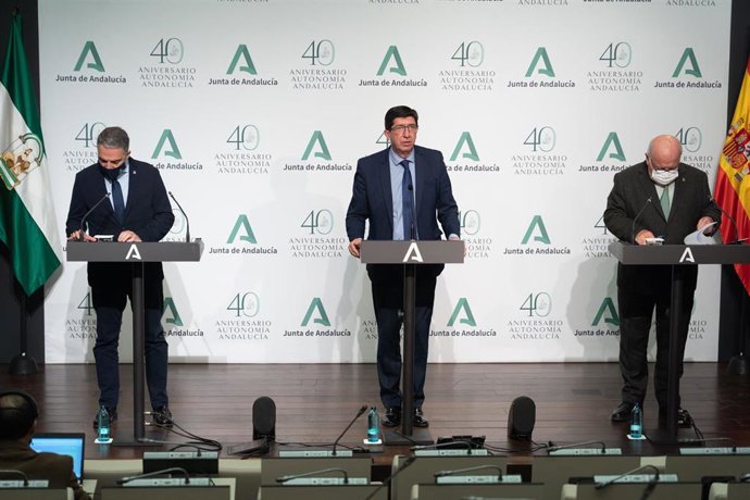 Archivo - El vicepresidente y consejero de Turismo, Regeneración, Justicia y Administración Local, Juan Marín (c) y los consejeros de la Presidencia, Administración Pública e Interior, Elías Bendodo (i1), y Salud y Familias, Jesús Aguirre (1d). (Foto de