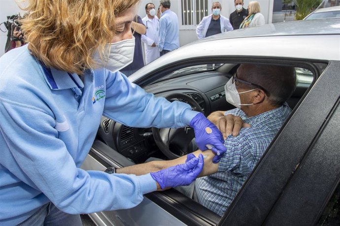 En el centro de salud de El Torrejón de Huelva, han acudido un centenar de onubenses para vacunarse con Janssen. Huelva a 22 de abril 2021