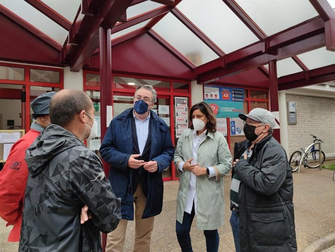 Los diputados del PP en Asturias Beatriz Polledo y Pablo González, frente al Centro de Salud de Perchera en Gijón