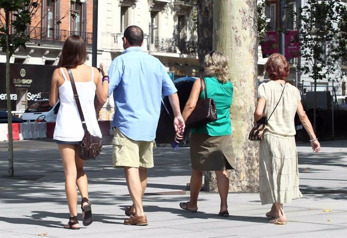 Archivo - Familia paseando, paseo, verano, buen tiempo, calle