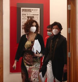 (I-D) La ministra de Hacienda, María Jesús Montero; la ministra de Educación y FP, Isabel Celaá; y la ministra de Asuntos Exteriores, UE y Cooperación, Arancha González Laya; a su llegada a la rueda de prensa posterior al Consejo de Ministros