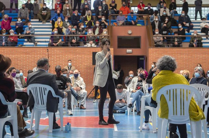 La 'número 2' del partido para las elecciones a la Asamblea de Madrid, Isa Serra interviene durante un acto del partido en el Polideportivo municipal Cerro Buenavista de Getafe,  a 27 de abril de 2021, en Madrid (España)