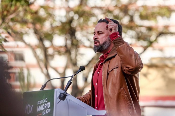 El presidente de Vox, Santiago Abascal, interviene en un mitin en el distrito de Hortaleza, a 20 de abril de 2021, en Madrid (España). Este es uno de los actos de la campaña electoral que está llevando a cabo Vox para los comicios del 4 de mayo.