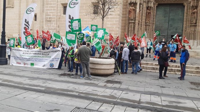 Concentración a las puertas del SAS en protesta por recortes salariales en Urgencias
