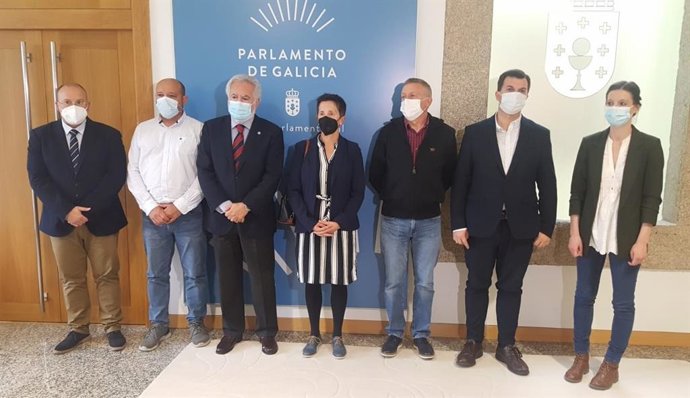 El presidente de la Cámara gallega, Miguel Santalices, y representantes de los grupos con la familia del coruñés Diego Bello, muerto en Filipinas en enero de 2020