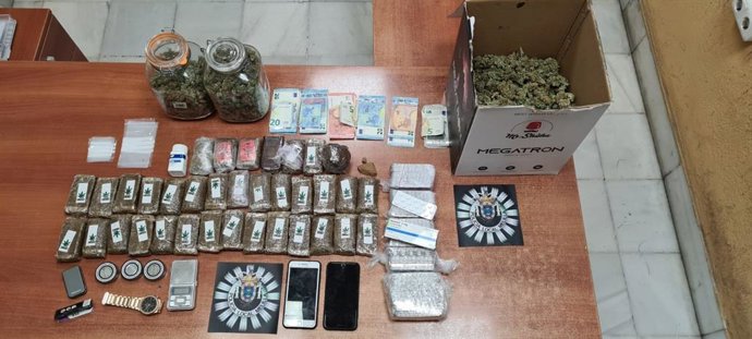 La droga y pastillas intervenidas en un piso de Melilla tras un aviso por música alta