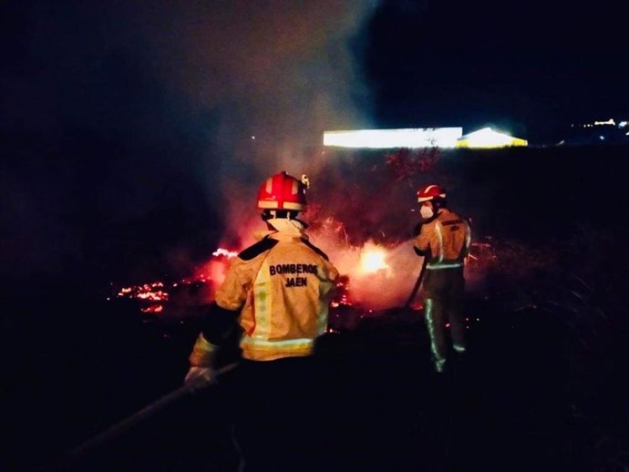 Archivo - Bomberos en una imagen de archivo