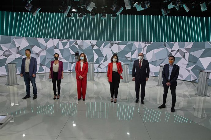 Los candidatos a las elecciones de la Comunidad de Madrid posan antes del debate televisado del pasado 21 de abril