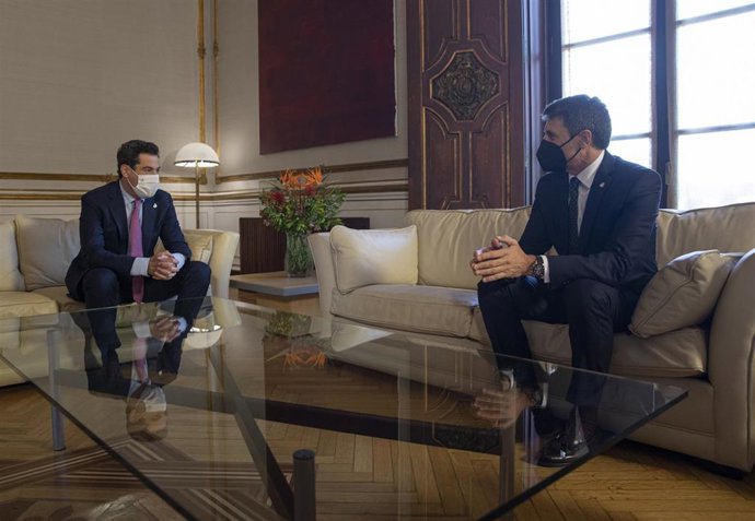 El presidente de la Junta, Juanma Moreno (i), se reúne con el nuevo delegado del Gobierno en Andalucía, Pedro Fernández (d). En el Palacio de San Telmo, (Sevilla, Andalucía, España), a 27 de abril de 2021.