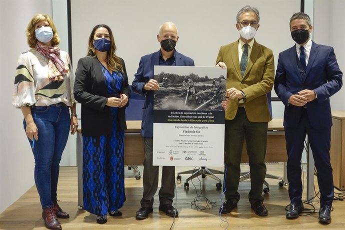 Inauguración en Granada de la exposición del fotógrafo bielorruso Vladimir Siz en la que a través de 76 fotografías muestra las consecuencias del desastre nuclear de Chernóbil en la población de Bielorrusia.