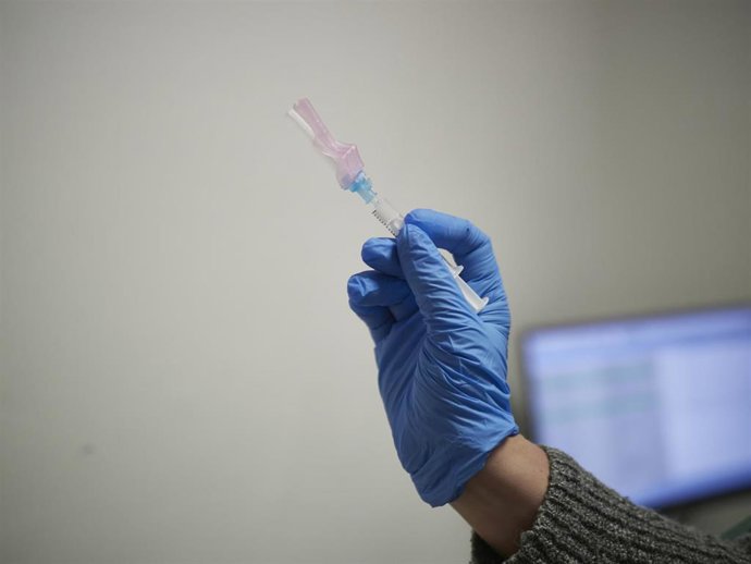 Una sanitaria con la vacuna de AstraZeneca