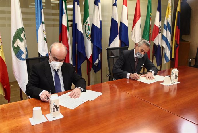 El secretario general  de la Organización de Estados Iberoamericanos (OEI), Mariano Jabonero Blanco, y el presidente ejecutivo de Europa Press, Asís Martín de Cabiedes