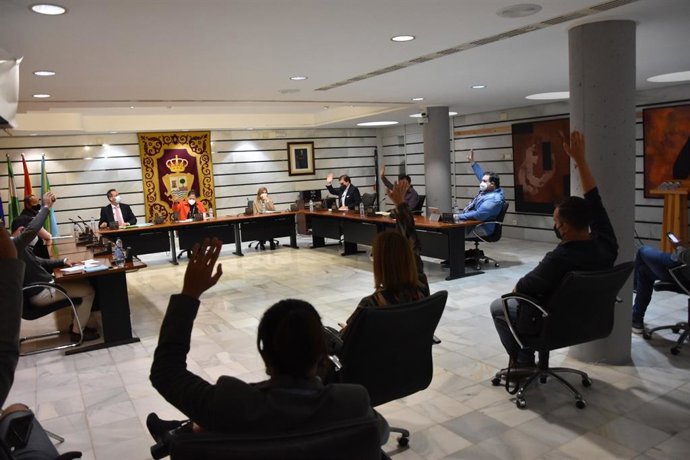 Unanimidad en el pleno de Punta Umbría para condecorar a los policías atacados por un vendedor ambulante.