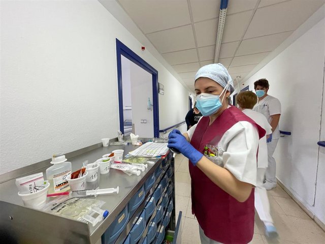 Una enfermera prepara medicación usando el nuevo chaleco.