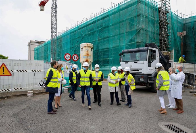 El vicepresidente de Cantabria, Pablo Zuloaga, y el consejero de Sanidad, Miguel Rodríguez, visitan las obras del Hospital de Laredo