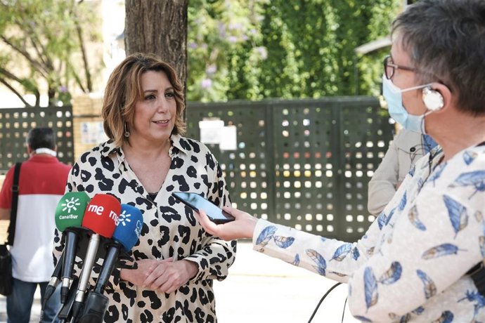 La secretaria general del PSOE-A, Susana Díaz, atiende a los medios en Brenes (Sevilla).