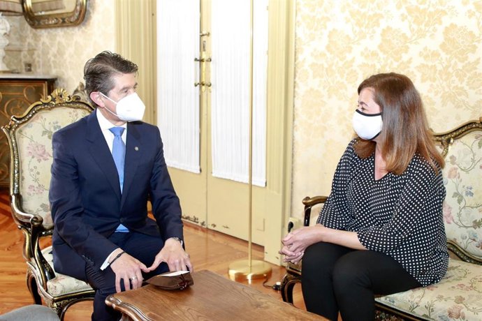 La presidenta del Govern balear, Francina Armengol, junto al cónsul de Colombia en Palma, Rafael Guillermo Arismendy Jiménez.