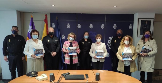 Entrega del libro del 40 aniversario de la incorporación de la mujer a la Policía Nacional.