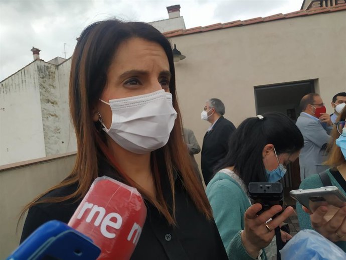 La consejera de Turismo, Nuria Flores, confía en que la incidencia siga a la baja para poder "relajar" las medidas Covid