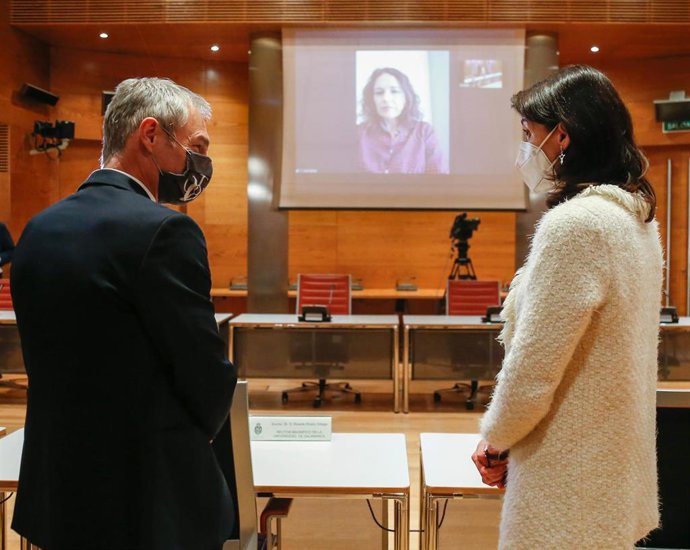 La presidenta del Senado y el rector de la USAL en la reunión mantenida en Madrid.