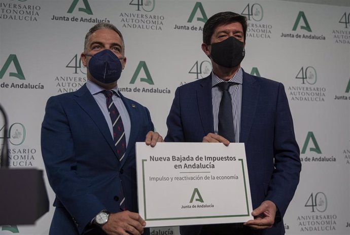 El vicepresidente de la Junta de Andalucía, Juan Marín (d), y el consejero de la Presidencia, Elías Bendodo (i), al inicio de la rueda de prensa, tras la reunión semanal del Consejo de Gobierno de la Junta de Andalucía. En Sevilla (Andalucía, España), a