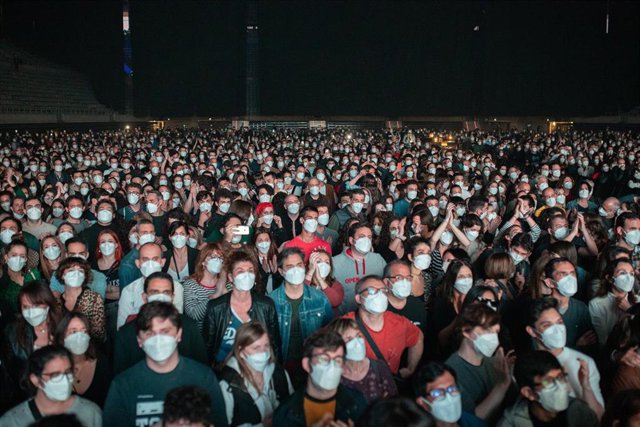 Archivo - El grupo español de indie rock e indie pop, Love of Lesbian, durante su concierto en el Palau de Sant Jordi, en Barcelona, Cataluña (España), a 27 de marzo de 2021