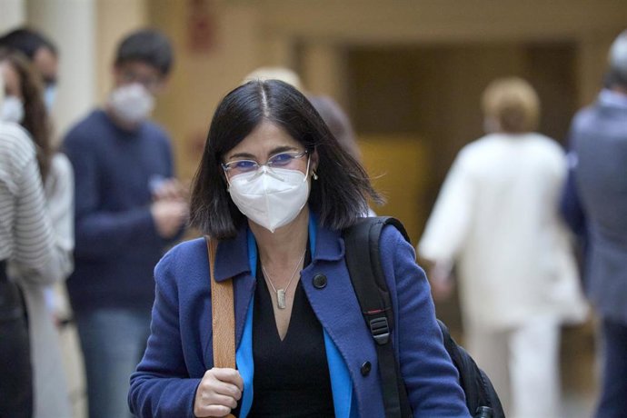 La ministra de Sanidad, Carolinia Darias, se dirige a una sesión de control al Gobierno en el Senado, a 13 de abril de 2021, en Madrid (España). Hoy el jefe del Ejecutivo contesta a tres preguntas de los portavoces del PP, Vox y Coalición Canaria. La pr