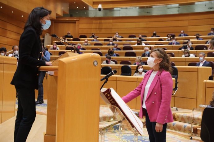 La exconsejera de Bienestar Social, Aurelia Sánchez, toma posesión como senadora.