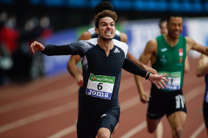 Archivo - Oscar Husillos durante los 400 metros del Campeonato de España en Pista Cubierta de Madrid 2021