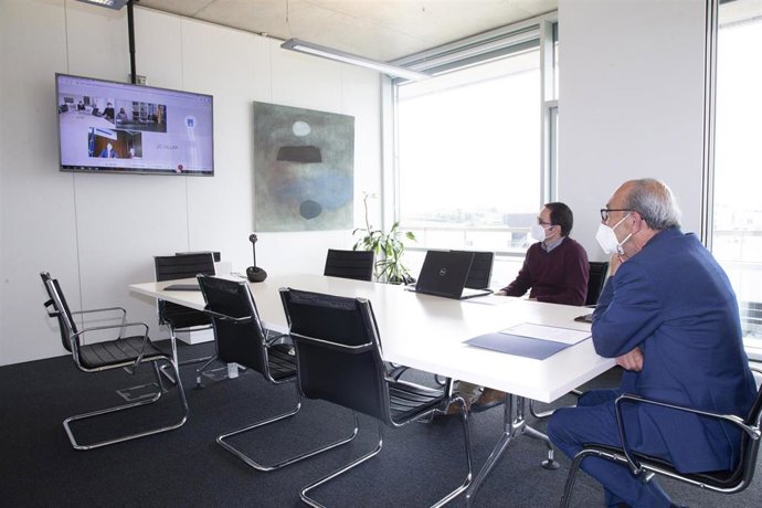 El consejero de Industria, Turismo, Innovación, Transporte y Comercio de Cantabria, Francisco Javier López Marcano, en videoconferencia con los consejeros de Industria de Galicia y Asturias.