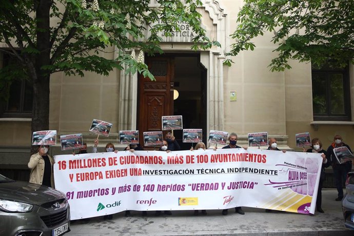 Varias víctimas del accidente ferroviario del Alvia se concentran con una pancarta frente al Tribunal Superior de Justicia, a 15 de abril de 2021, en Madrid (España). 