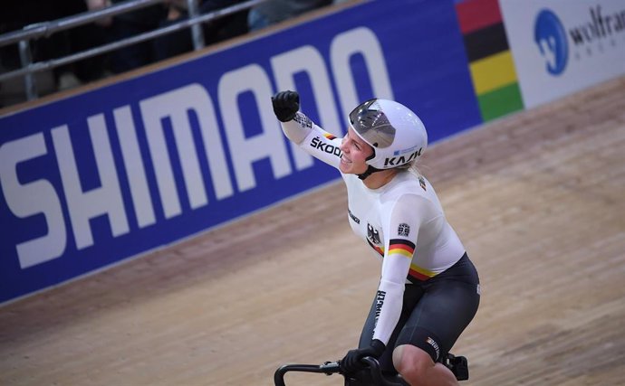 Archivo - La alemana Emma Hinze celebra su victoria en la modalidad de Keirin de los Mundiales de Ciclismo en Pista de 2020