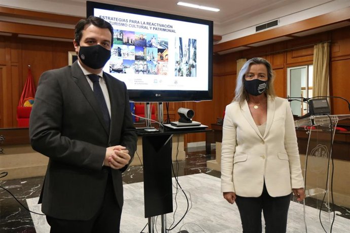 El alcalde de Córdoba, José María Bellido, y la primera teniente de alcalde delegada de Turismo, Isabel Albás.