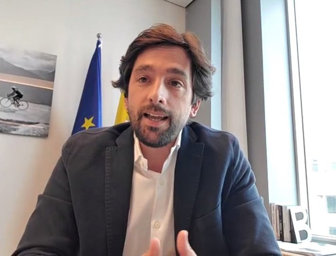 El presidente de la comisión de asuntos jurídicos del Parlamento Europeo y eurodiputado de Cs, Adrián Vázquez, en el webinar 'Digitalización en la administración de justicia' del Icab y la Oficina del Europarlamento en Barcelona