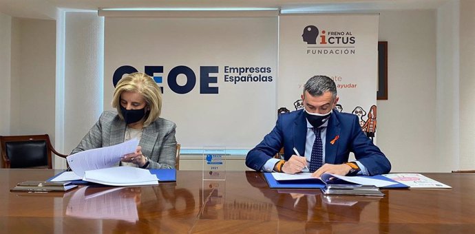 La presidenta de la Fundación de la Confederación Española de Organizaciones Empresariales (CEOE), Fátima Báñez, y el presidente de la Fundación Freno al Ictus, Julio Agredano.